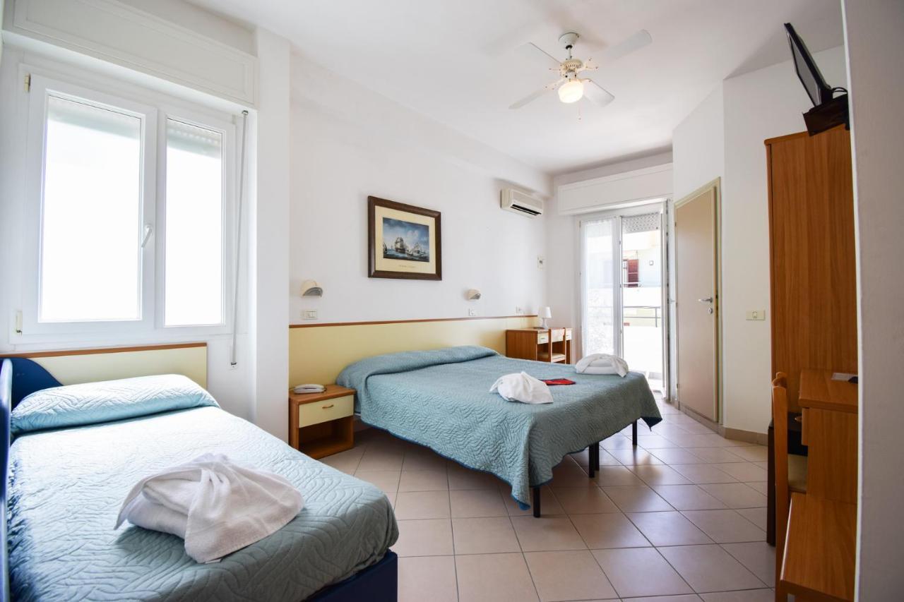 Hotel La Plage Cattolica Luaran gambar
